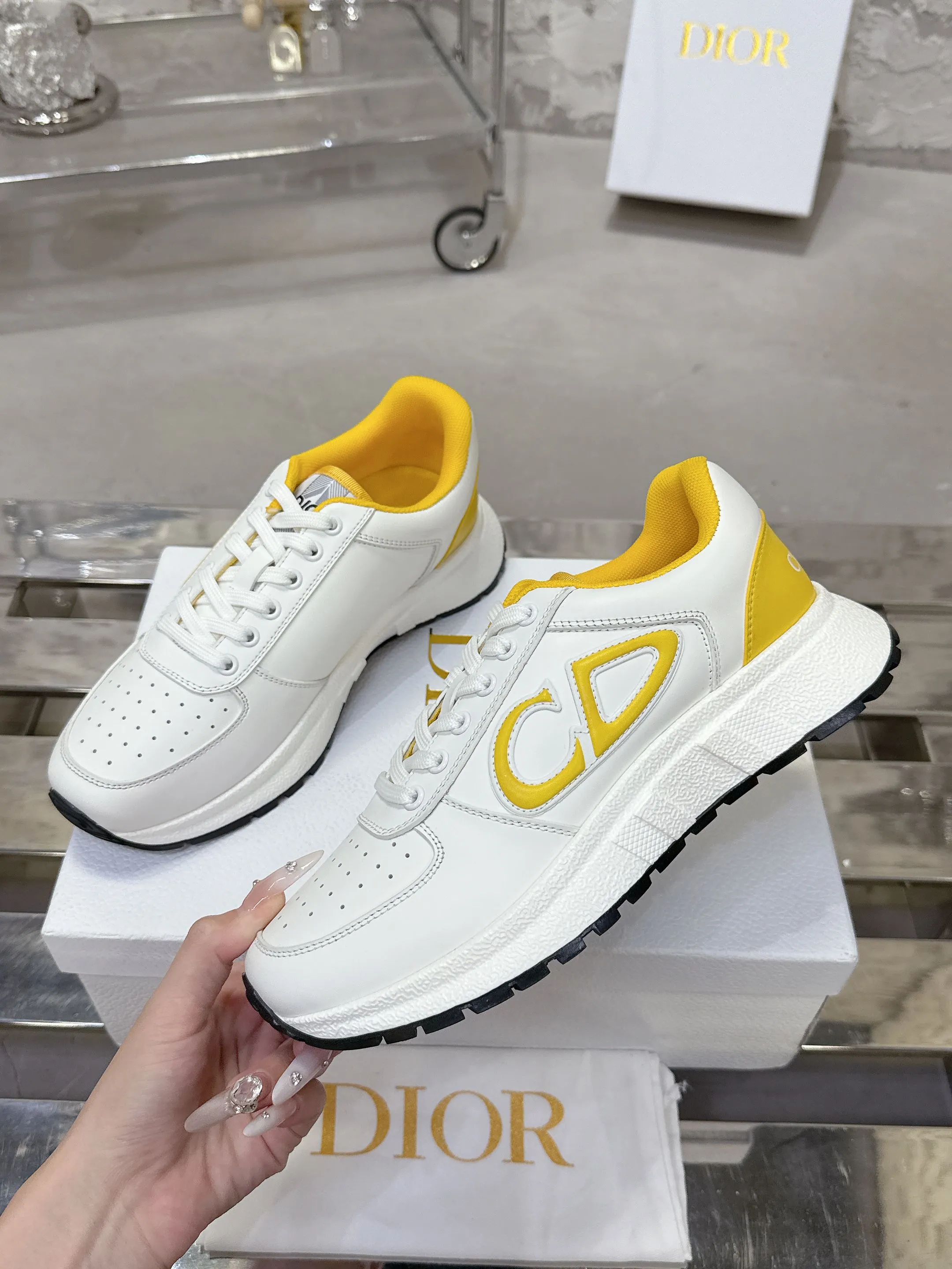 Factory price 680💰 Top version! ! ! Dior Dior's latest Run'n'Dior series, couple's thick-soled casual sneakers, originally purchased, developed and manufactured. This Run'n'Dior reinterprets sports style with an elegant and fashionable shape. The upper is crafted from white mesh fabric and features the Christian Dior Paris signature on the laces and heel. The exquisite two-color sole is light and soft, which can add a high-end temperament to all kinds of casual looks. Exquisite packaging at the delivery counter 🛍📦 ▪️Fabric: Original customized imported first-layer cowhide ▪️Inner lining: Imported original lining ▪️Sole: Original molded non-slip TPU material ▪️Size: Women's 35-41 / Men's 39-46 (Female 40 41 / Men's 38.45.46 customized)